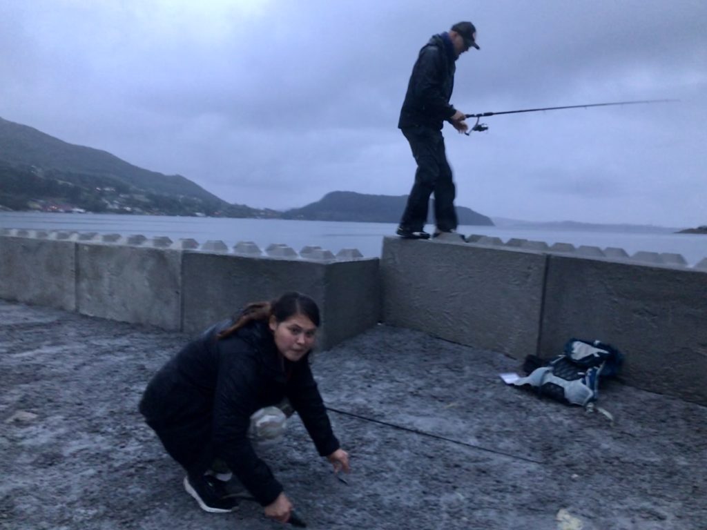 Karin mister sin plass da hun avkroker makrellen. Erlend er også ute etter denne, men jeg kom først